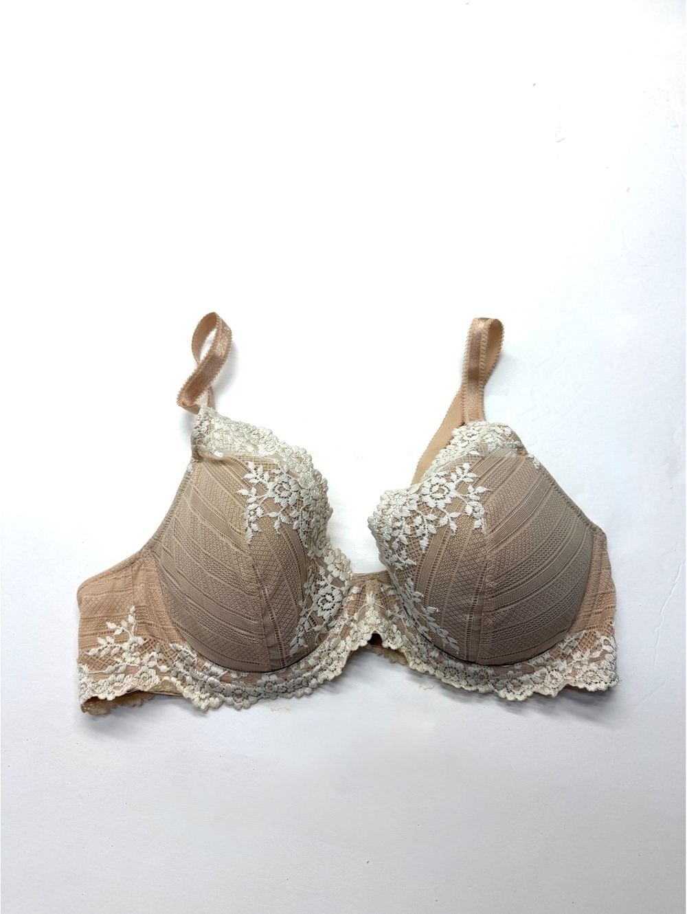 Wacoal Embrace Embroidered Beige Lace Plunge Underwire Bra 38C